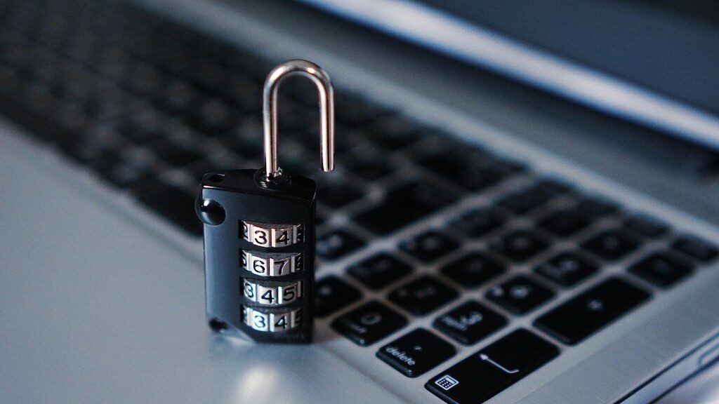 Consejos de seguridad cibernética: una imagen de una computadora y un candado