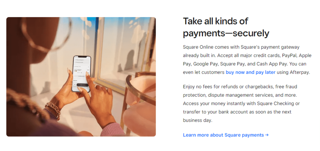 Página del sitio de Ventas en línea Square que dice "Acepte todo tipo de pagos, de forma segura" con la imagen de una mujer sosteniendo el teléfono