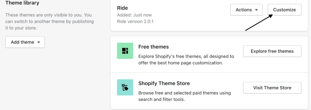 Página de la biblioteca de temas de Shopify con una flecha negra que apunta al botón Personalizar