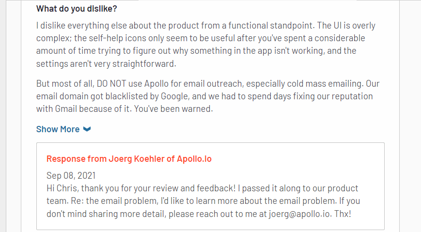 Captura de pantalla de una reseña negativa de Apollo. Yo con una respuesta de la empresa.