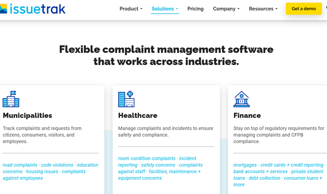 Captura de pantalla de la página de soluciones de Issuetrak con el título que dice "Software de gestión de quejas flexible que funciona en todas las industrias" y una lista de soluciones para municipios, salud y finanzas