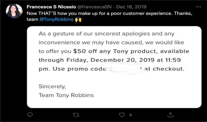 Captura de pantalla de un tweet agradeciendo al equipo de Tony Robbins por compensar la mala experiencia del cliente y una imagen que muestra al equipo de Tony Robbins ofreciendo al usuario un descuento de $ 50 en cualquier producto de Tony