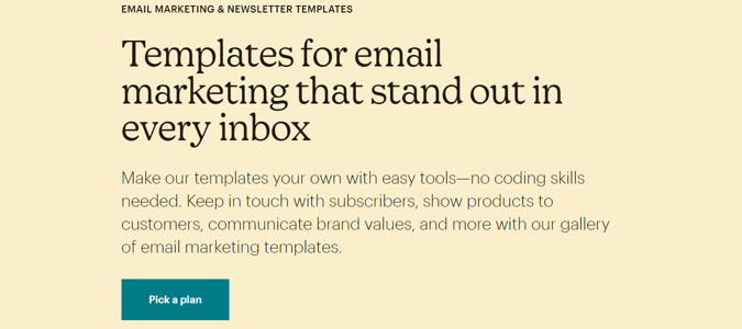 Captura de pantalla de la página del sitio web de Mailchimp para marketing por correo electrónico y plantillas de boletines informativos con el título que dice: "Plantillas de marketing por correo electrónico que se destacan en su bandeja de entrada"