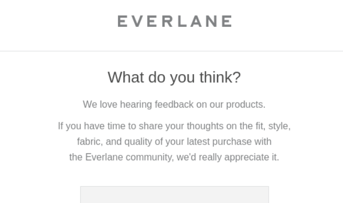 Ejemplo de la marca de ropa Everlane que solicita comentarios sobre el producto
