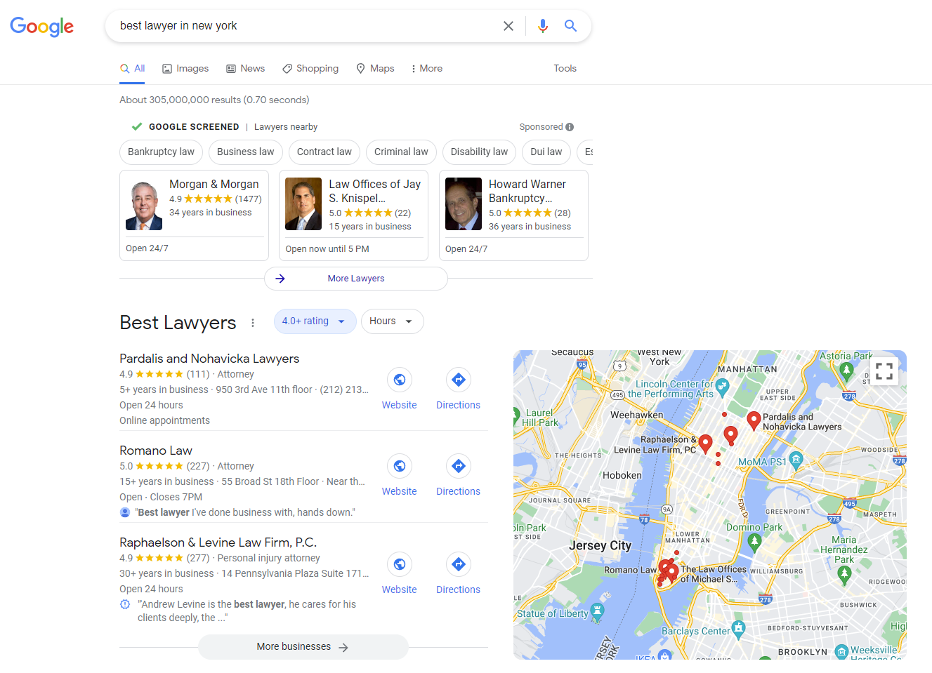 Una captura de pantalla de una búsqueda en Google [best lawyer in new york]visualización de listados de negocios en características especiales como paquete local