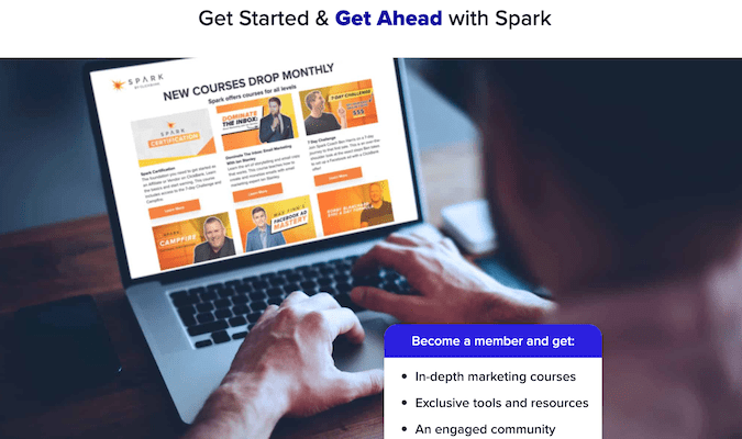 Captura de pantalla de alguien que toma cursos de Spark en una computadora portátil con una lista con viñetas de lo que obtiene cuando se convierte en miembro de ClickBank Spark