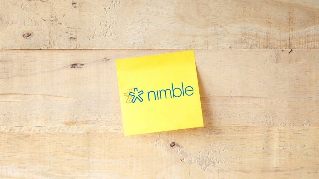 Revisión de Nimble CRM (imagen de un post-it que contiene el logotipo de Nimble)