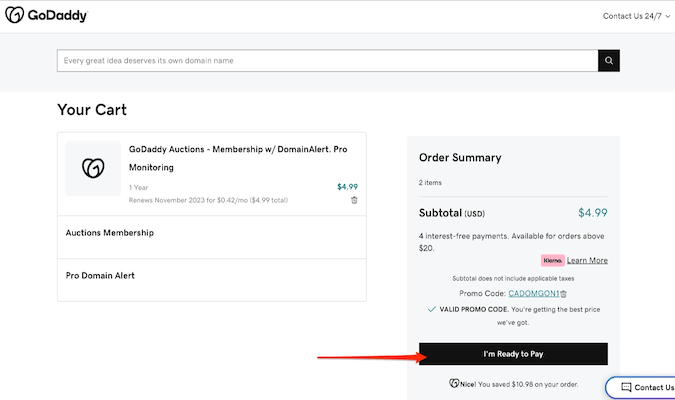 Captura de pantalla del carrito de compras y la página de pago de GoDaddy con una flecha roja que apunta a "estoy listo para pagar" botón.