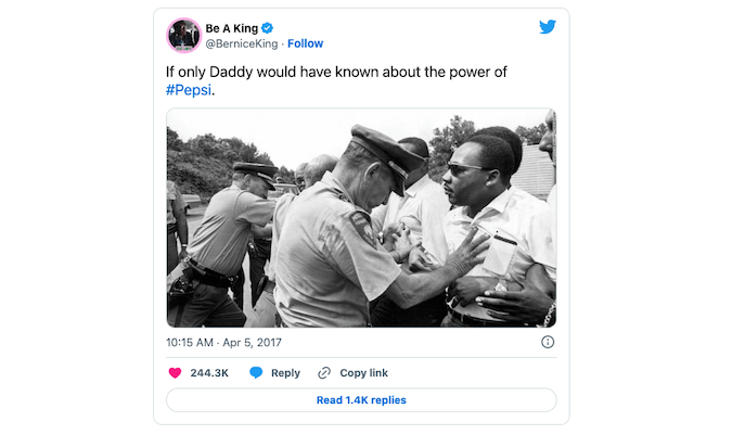 Tuit de Bernice King que dice: "Si papá supiera el poder de #Pepsi" con la imagen del Dr. Martin Luther King Jr. y la policía