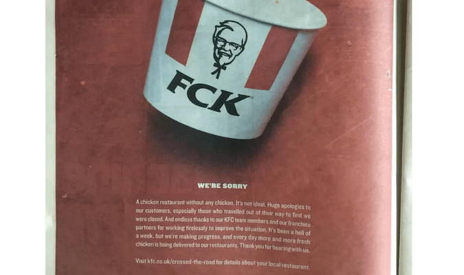 Anuncio de disculpa de KFC con un balde de pollo frito con las letras FCK en él