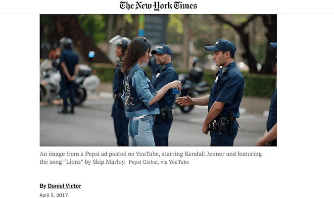 Captura de pantalla del artículo del New York Times sobre el anuncio de Pepsi en el que Kendall Jenner entrega una Pepsi a un oficial de policía